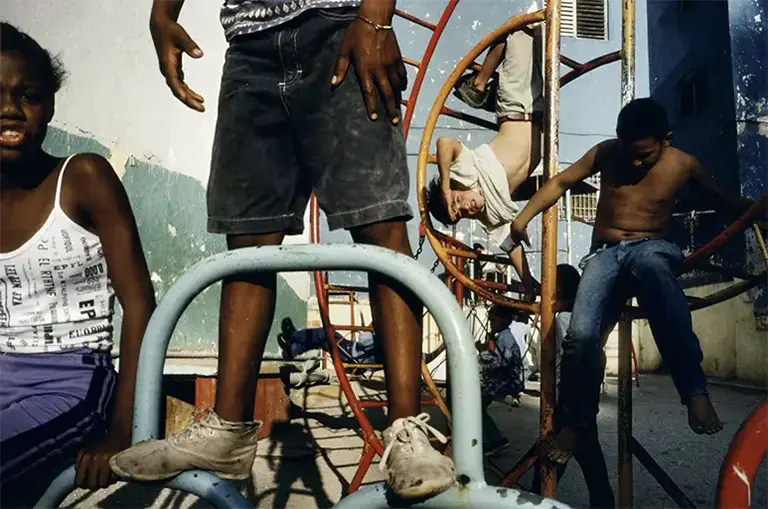 Alex Webb. “Children playing in a playground. Havana. Cuba”, 2000.