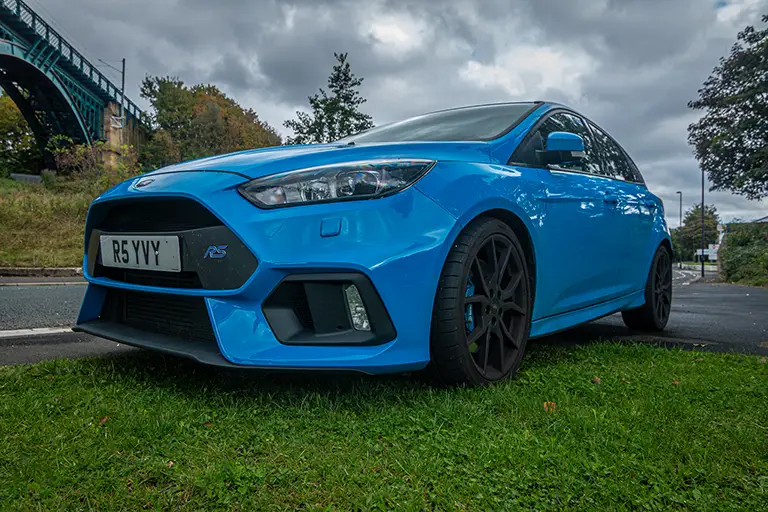 Blue Ford Focus RS Mk. III.